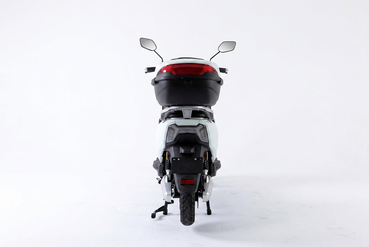 SUDU A5 – Vista traseira com baú rígido e lanterna LED vermelha