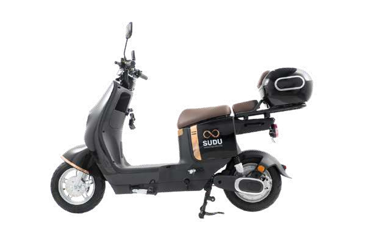 SUDU A3 – Vista lateral preto grafite com baú e detalhes cobre