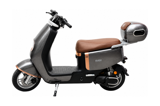 SUDU A3+ – Vista lateral cinza metálico com porta-malas traseiro e banco caramelo