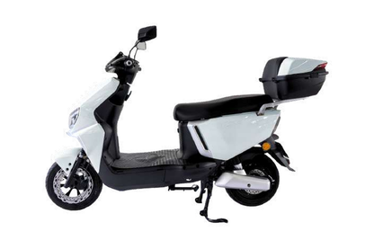 SUDU A5 – Vista lateral branco pérola com baú rígido traseiro