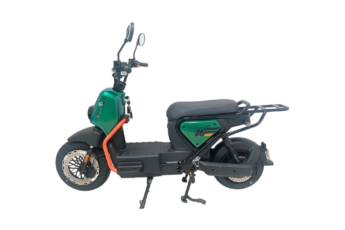 SUDU A6 – Vista lateral verde metálico com quadro laranja e bagageiro tubular