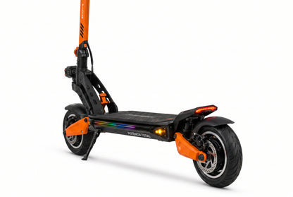 SE-90 – Vista traseira 3/4 com lanterna vermelha e RGB