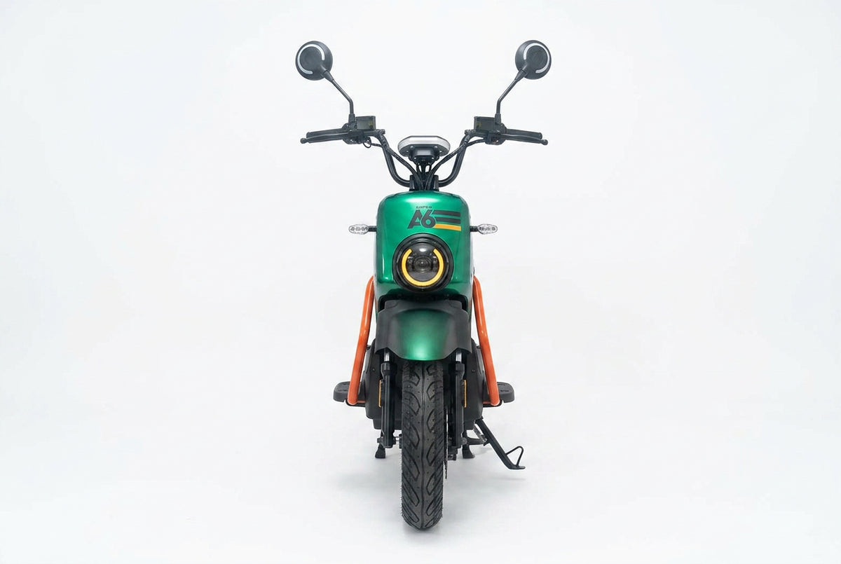 SUDU A6 – Vista frontal com farol circular dourado LED e guidon alto