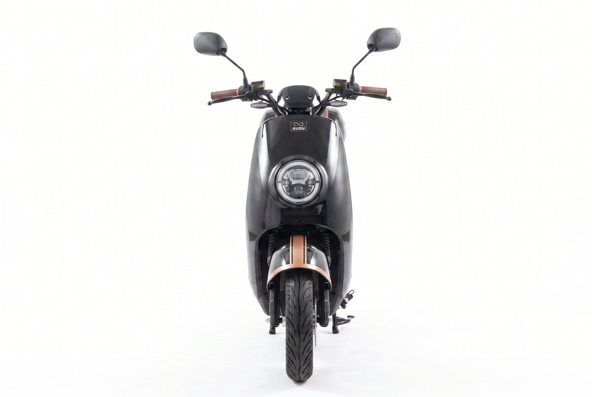 SUDU A3 – Vista frontal premium com detalhes cobre e retrovisores
