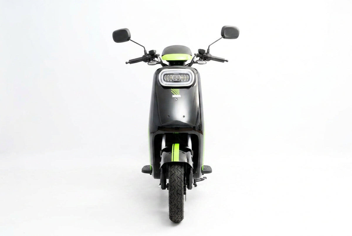 SUDU A4 – Vista frontal com farol LED duplo retangular e frisos verdes