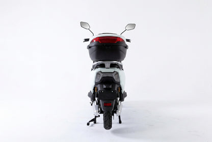 SUDU A5 – Vista traseira com baú rígido e lanterna LED vermelha